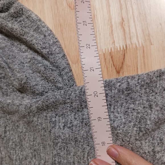 Gibson V-neck Heather Grey Luxe High Low Sweater Size Small - Picture 6 of 7